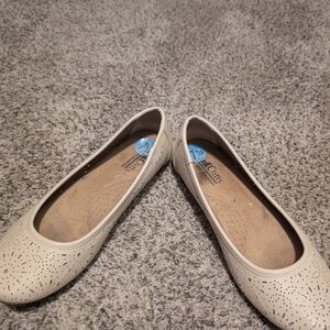 Women's 7.5 White Mountain Cream Ballet Flats